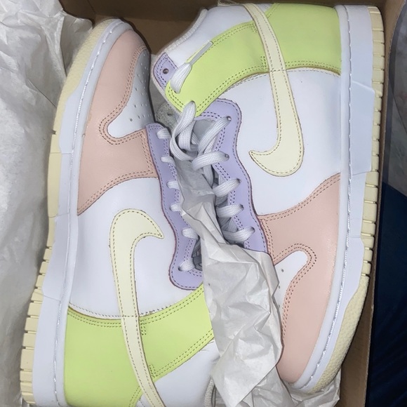 Nike Shoes - W NIKE DUNK HIGH
WHITE/CASHMERE-LT LEMON TWIST
BLANC/CACHEMIRE
8.5